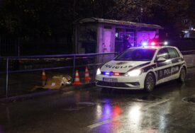 U pucnjavi u Tuzli povrijeđeni otac i sin, policija još traga za napadačem