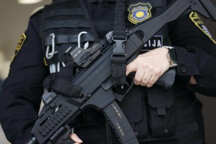 U Stocu uhapšena jedna osoba, oduzete vojne i automatske puške