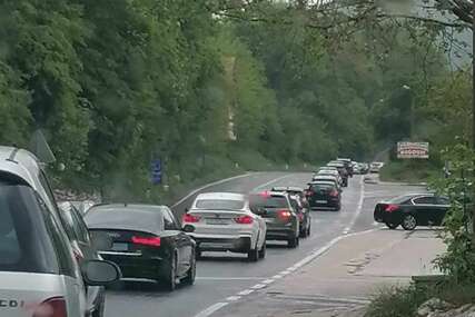 Iako imamo dojam da su vozila svuda oko nas: 55.300 bh. građana ima vozačku dozvolu, ali ne i automobil