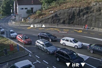 Duga kolona vozila na izlazu iz BiH na graničnim prelazima Velika Kladuša, Dubica, Gradina i Gradiška