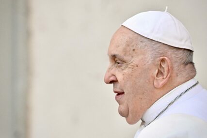 Papa Franjo tvrdi da mu je bolest pomogla da "uvidi" apsurdnost rata