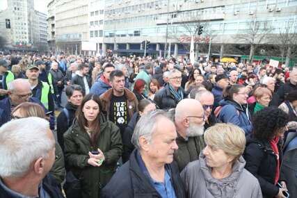Veliki broj građana na protestima u Beogradu, poručuje: "Ne pristajemo“ (FOTO)