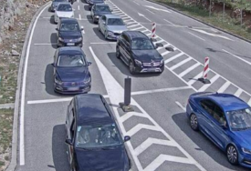 GUŽVE NA GRANICI Duga kolona vozila na izlazu iz Bosne i Hercegovine