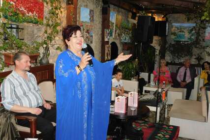 Rahima Halimanović-Šehić, poestesa i pjevačica u sarajevskoj Art kući sevdaha priredila veče sevdaha