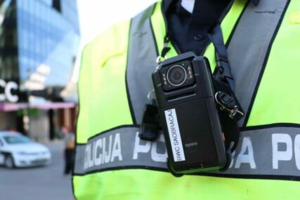 Policajac sa body kamerom