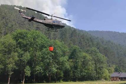 Helikopteri OSBiH od jutarnjih sati gase požar u blizini Bugojna (FOTO)