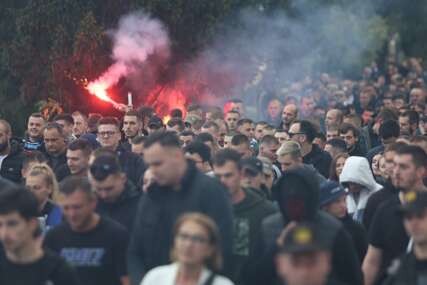 ZAGRIJAVA SE ATMOSFERA PRED VJEČITI SARAJEVSKI DERBI Navijači Željezničara krenuli prema Koševu, očekuje se velika podrška Plavima na južnoj tribini (FOTO)