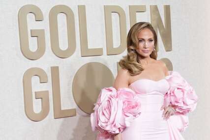Jennifer Lopez mamila poglede u chic izdanju koje u prvi plan stavlja vitke noge