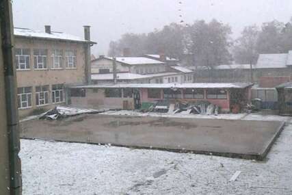 MNOGI NISU MIRNO SPAVALI Nevrijeme u Bihaću otkinulo pola krova sa škole, oštetilo sportsku dvoranu i stambenu zgradu (FOTO)