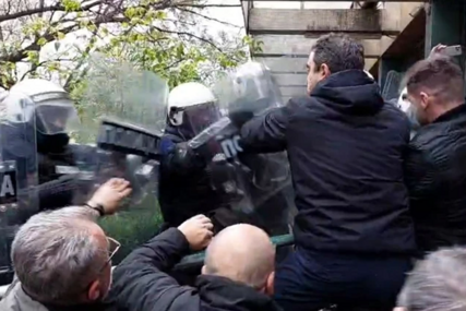 Dramatično stanje u Srbiji: Blokiran dio Beograda, policajci nosili aktiviste