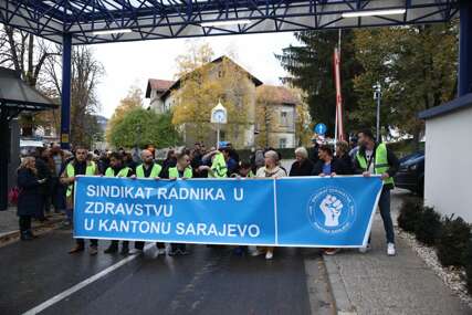 Protesti ispred KCUS-a: Ne nazire se kraj privremene uprave (FOTO)