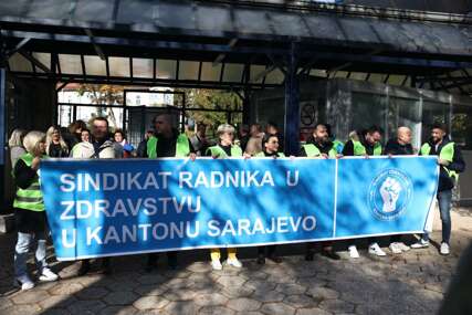 Protest ispred KCUS-a: Već više od godinu pod privremenom Upravom (FOTO)