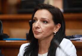 POTPREDSJEDNICA STRANKE SLOBODE I PRAVDE DIREKTNA Ala lažeš, Vučiću, a kiptiš od bijesa dok prijetiš sudijama