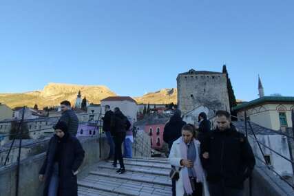 OKOM KAMERE BOSNAINFO  Turisti uživaju u čarima Starog mosta i starog grada (FOTO+VIDEO)