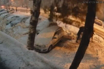 STRAVIČAN SNIMAK IZ BANJALUKE Drvo palo na pješaka, za dlaku izbjegnuta tragedija (VIDEO)
