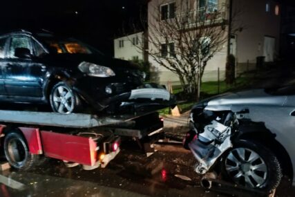 Goražde: Vozač Suzukija se zabio u Peugeota, evo šta je ostalo od oba automobila
