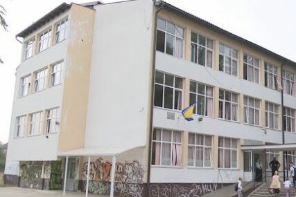 Djevojčica pala kroz prozor škole u Živinicama, hitno prebačena u UKC Tuzla