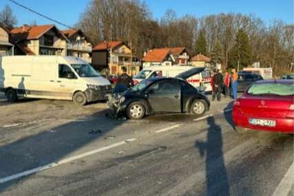 Direktan sudar automobila u Tuzli