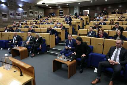 Burno o budžetu FBiH za 2025. godinu: Nedovoljno 50 miliona KM za poplave, šta je sa borcima, kome ide 300 miliona KM