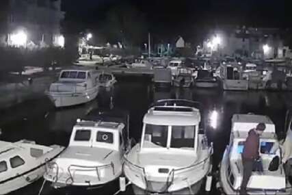 (VIDEO) Pojavio se snimak momenta snažnog potresa u Hrvatskoj, tresli se brodovi u luci