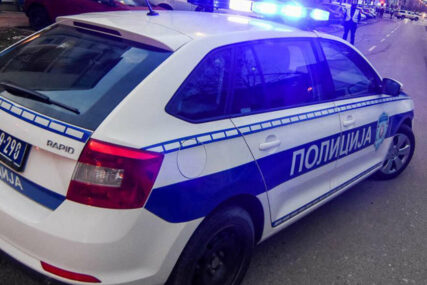 Pare ubacio u službeno vozilo: U Doboju uhapšena dva vozača zbog pokušaja PODMIĆIVANJA POLICAJACA tokom saobraćajne kontrole