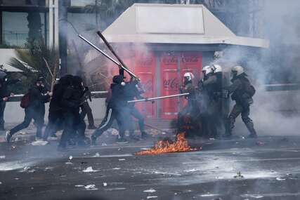 Žestok sukob demonstranata i policije tokom protesta u Atini na godišnjicu željezničke nesreće (FOTO+VIDEO)