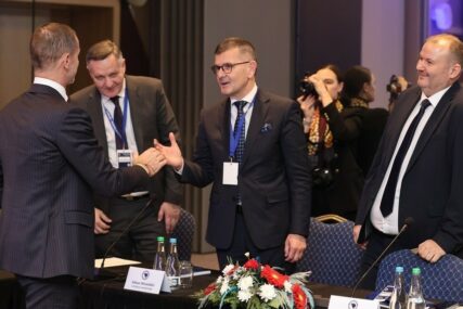 Generalni sekretar FSBiH Adnan Džemidžić za Bosnainfo o uvođenju stranih sudija u PLBiH, nacionalnom stadionu, te nastupu Vitalyja Janelta za "Zmajeve": "To je praksa u mnogim ligama Evrope…"
