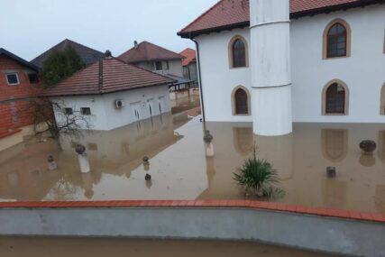 Haotična situacija u Prijedoru: Sana se izlila u pojedinim područjima, poplavljena crkva, škola i džamija