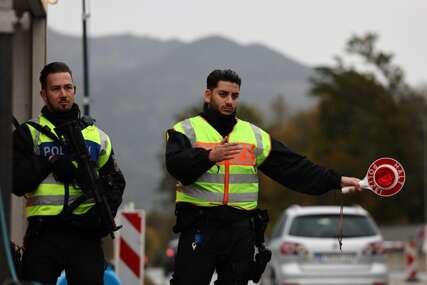 Vozač porijeklom iz BiH pokušao pregaziti policajca u Austriji pa bježao 100 km/h kroz šetalište