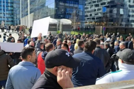 Policija razdvaja dvije suprotstavljene grupe ispred zgrade N1 u Beogradu