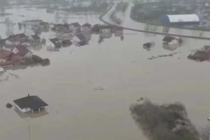 (VIDEO) DRAMATIČNI PRIZORI IZ BiH: Grad i naselja pod vodom - došla je i do krovova!
