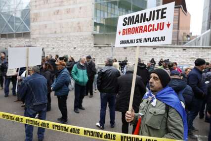 Protesti ispred Parlamenta FBiH: Građani nezadovoljni ekonomskom situacijom (FOTO)