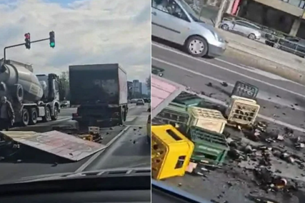Nezgoda u Sarajevu: Gajbe s pivama ispale iz kamiona (VIDEO)