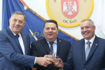 Dodik, Stevandić i Višković nastavljaju omalovažavati institucije BiH: Pred kamerama nazdravili...